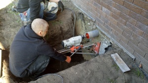 Сверление отверстия в фундаменте под канализационную трубу